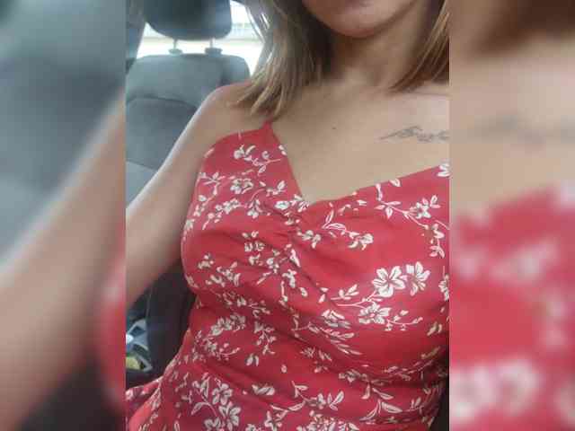 LivesAdrianne webcam