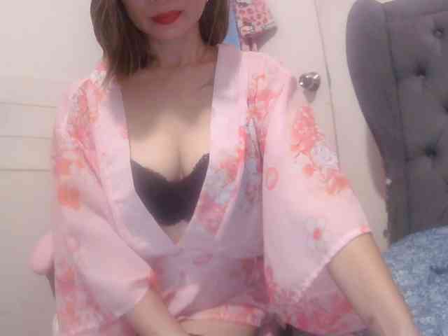 LivesAdrianne webcam