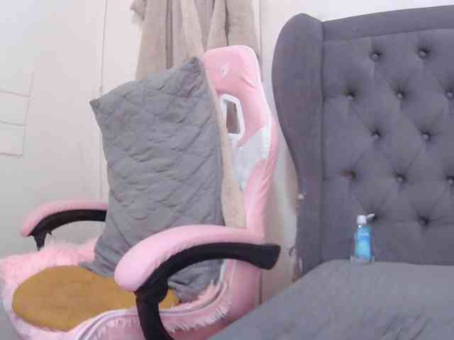 LivesAdrianne webcam