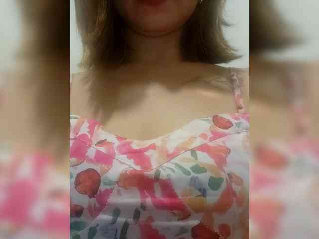 LivesAdrianne webcam