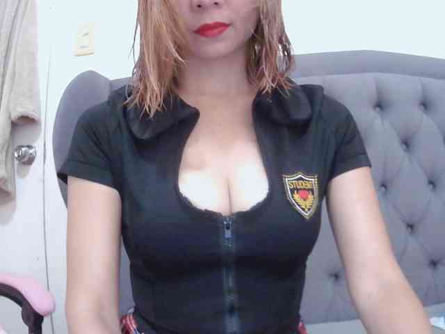 LivesAdrianne webcam
