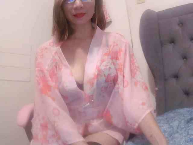 LivesAdrianne webcam