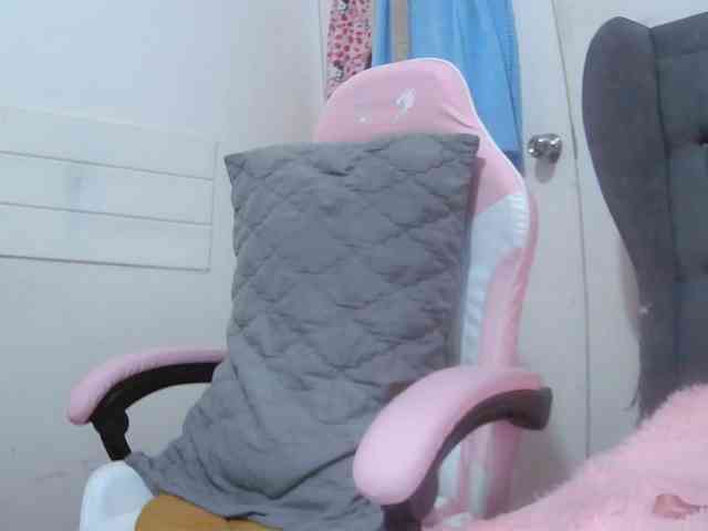 LivesAdrianne webcam