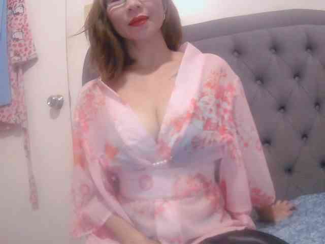 LivesAdrianne webcam