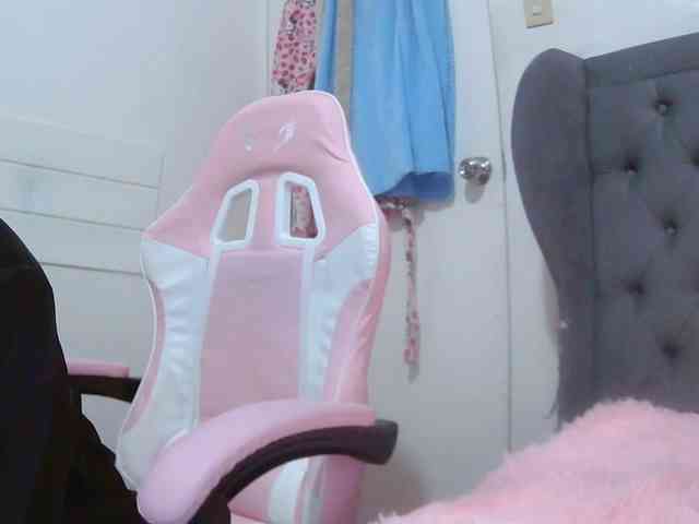 LivesAdrianne webcam