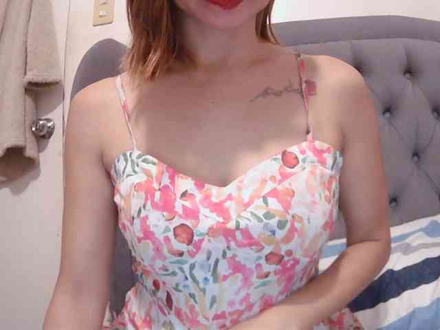 LivesAdrianne webcam