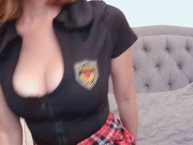 LivesAdrianne webcam