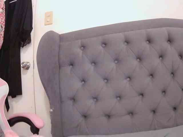 LivesAdrianne webcam