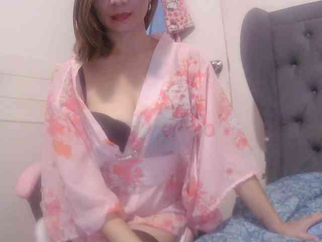 LivesAdrianne webcam