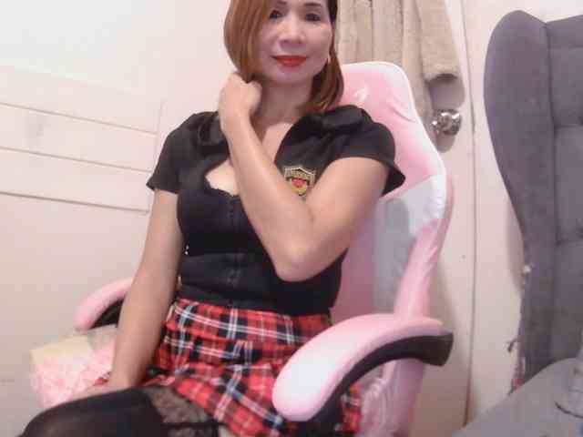LivesAdrianne webcam