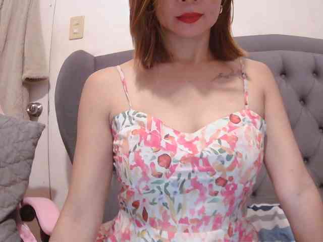 LivesAdrianne webcam