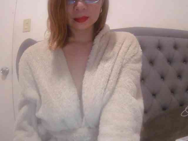 LivesAdrianne webcam