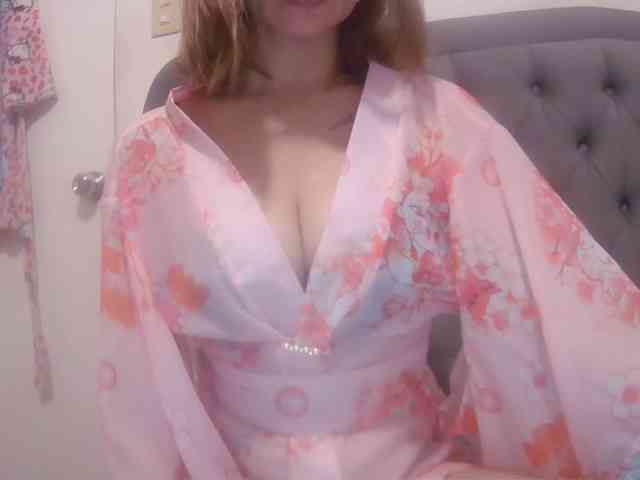 LivesAdrianne webcam