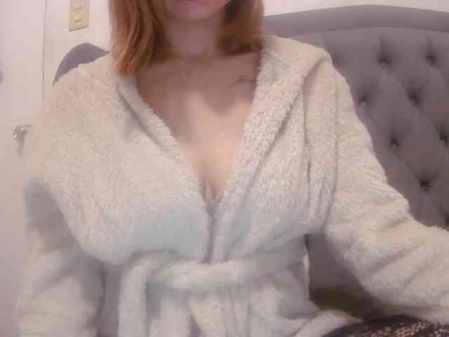 LivesAdrianne webcam