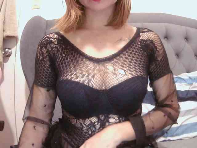 LivesAdrianne webcam