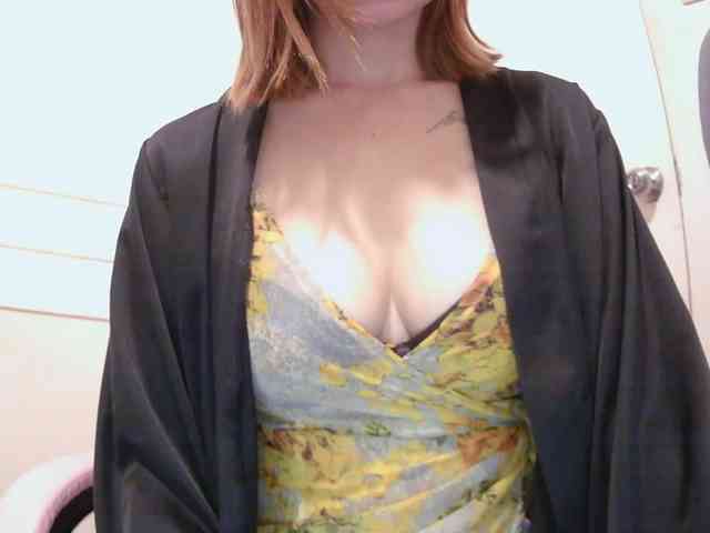 LivesAdrianne webcam
