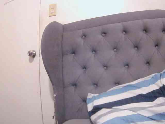 LivesAdrianne webcam