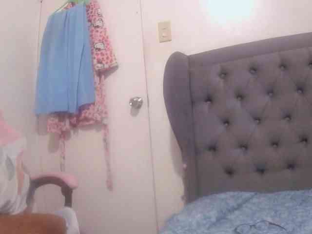 LivesAdrianne webcam