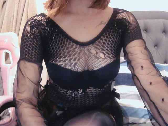 LivesAdrianne webcam