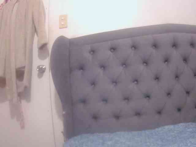 LivesAdrianne webcam