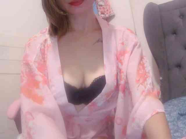 LivesAdrianne webcam