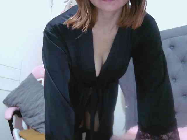 LivesAdrianne webcam