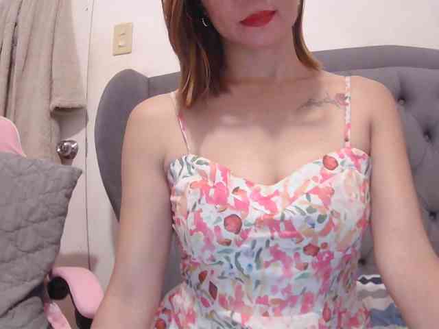 LivesAdrianne webcam
