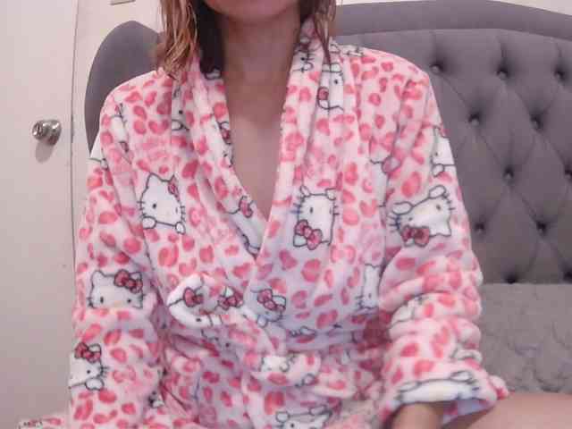 LivesAdrianne webcam