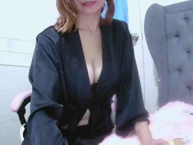 LivesAdrianne webcam