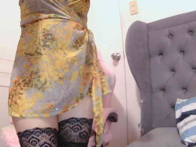 LivesAdrianne webcam