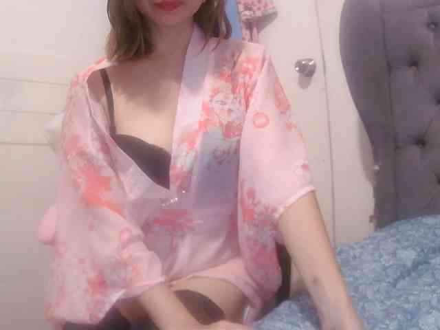 LivesAdrianne webcam