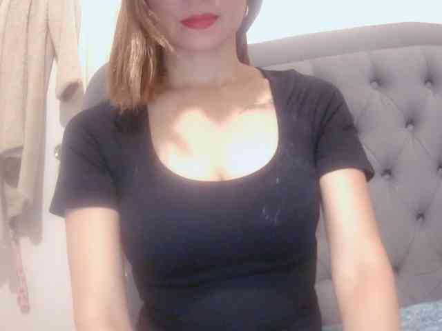 LivesAdrianne webcam