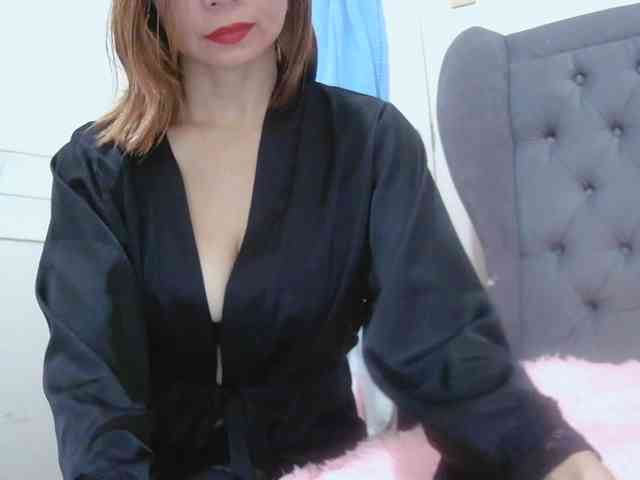 LivesAdrianne webcam