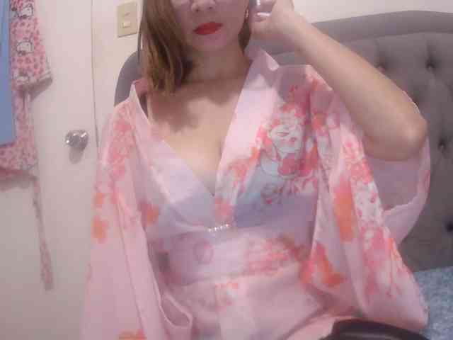 LivesAdrianne webcam