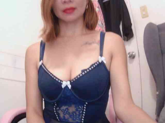 LivesAdrianne webcam