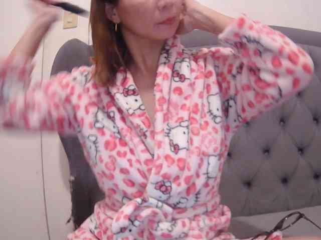 LivesAdrianne webcam