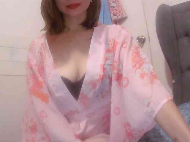 LivesAdrianne webcam