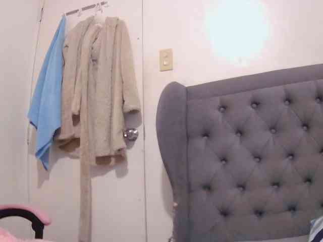 LivesAdrianne webcam