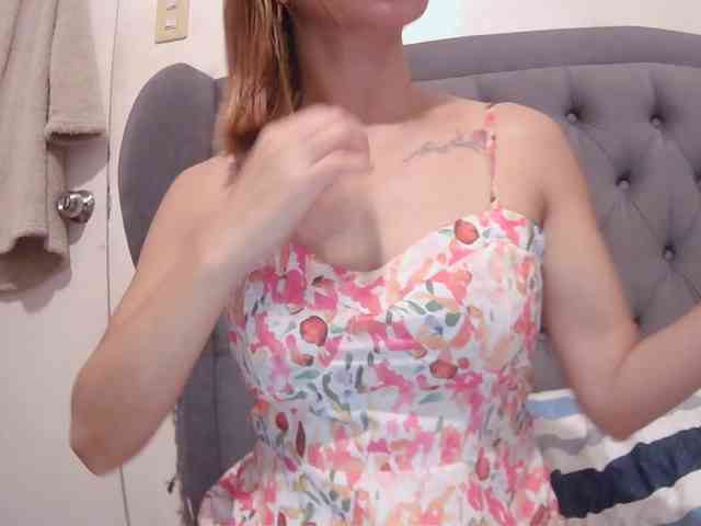 LivesAdrianne webcam