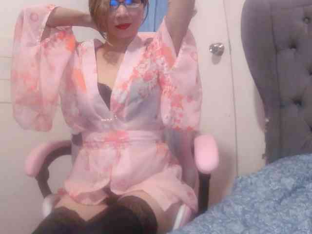 LivesAdrianne webcam