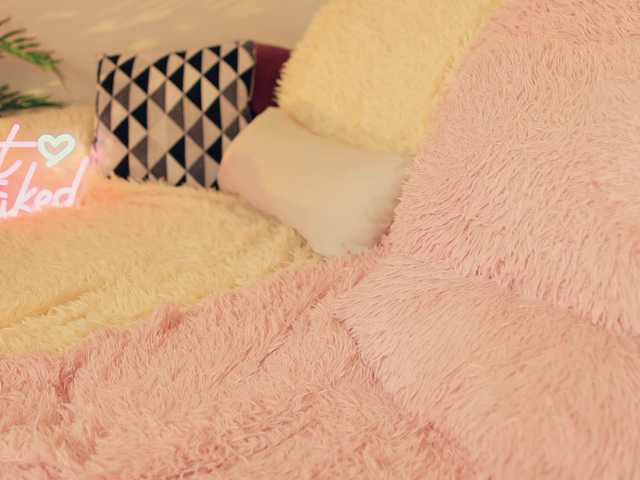 -white-kitty-'s BongaCams show and profile