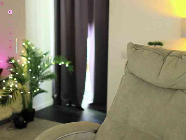 chat room nude -white-kitty-
