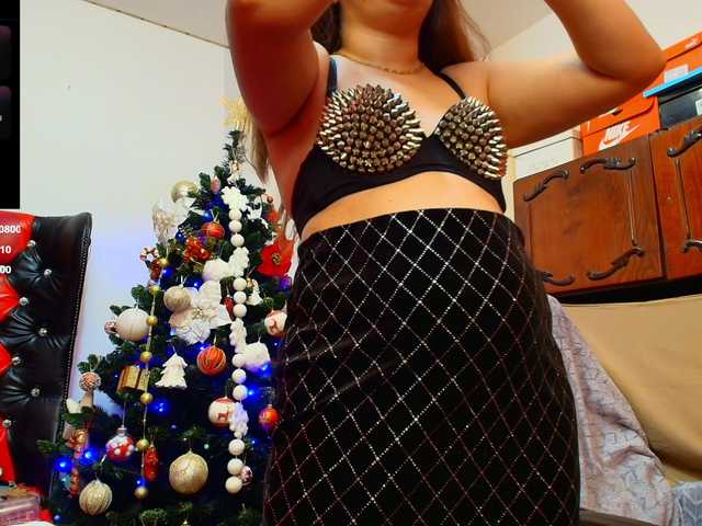 Slutty_milf_bitch webcam bongacams model stream image