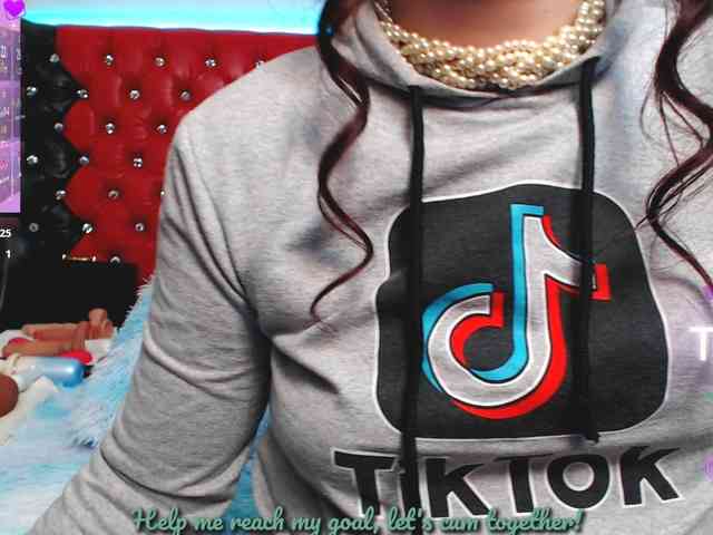 Slutty_milf_bitch webcam