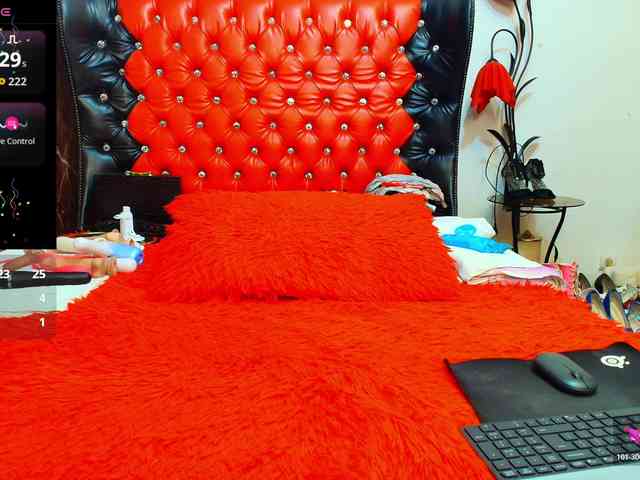 Slutty_milf_bitch webcam