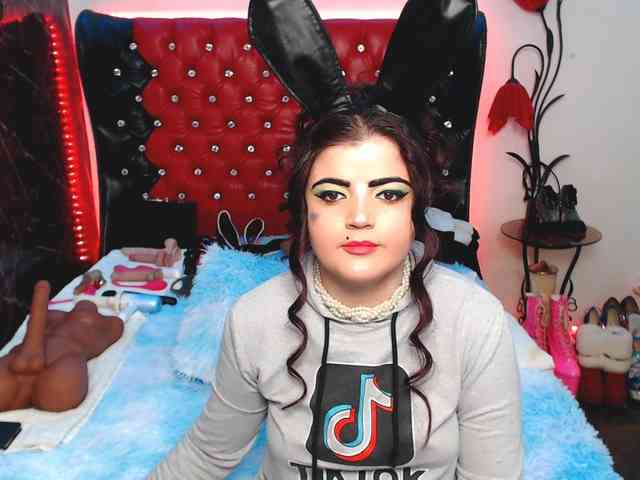 Slutty_milf_bitch webcam