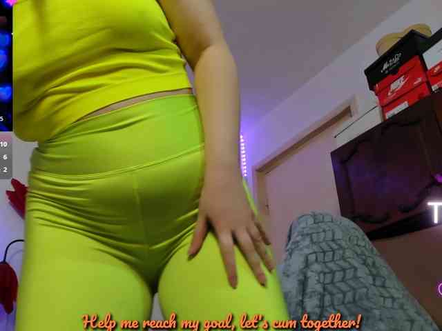 Slutty_milf_bitch webcam