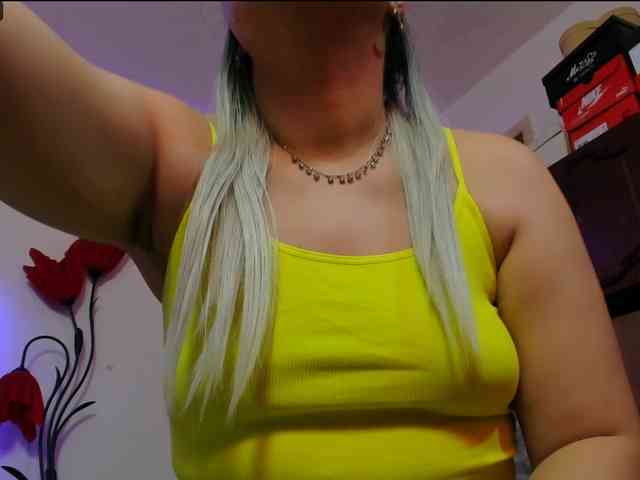 Slutty_milf_bitch webcam