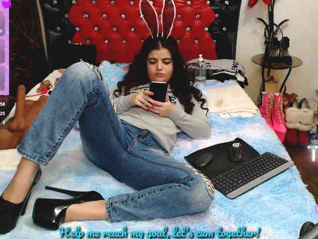 Slutty_milf_bitch webcam