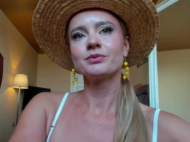 Kriszayka's BongaCams show and profile